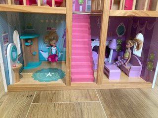 Casita de muñecas de madera sin muñecas.