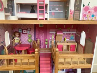Casita de muñecas de madera sin muñecas.