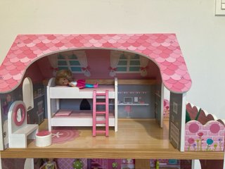 Casita de muñecas de madera sin muñecas.