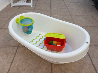 Bañera bebe IKEA y juguetes de baño