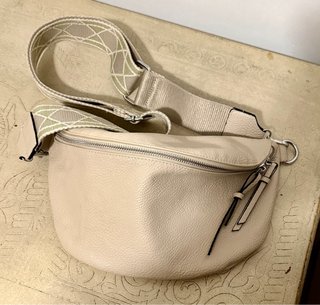 Bolso bandolera beige con correa estampada