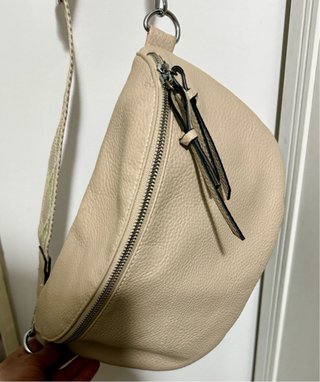Bolso bandolera beige con correa estampada