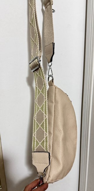 Bolso bandolera beige con correa estampada