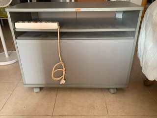 Mesa TV con ruedas
