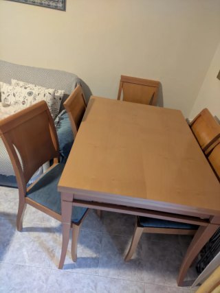 Mesa de comedor y 4 sillas