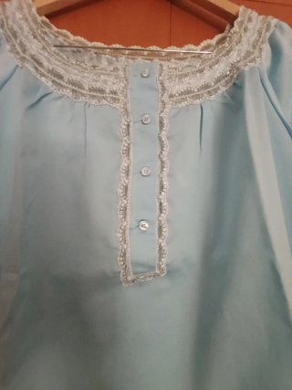 Camisón azul con encaje hecho a mano