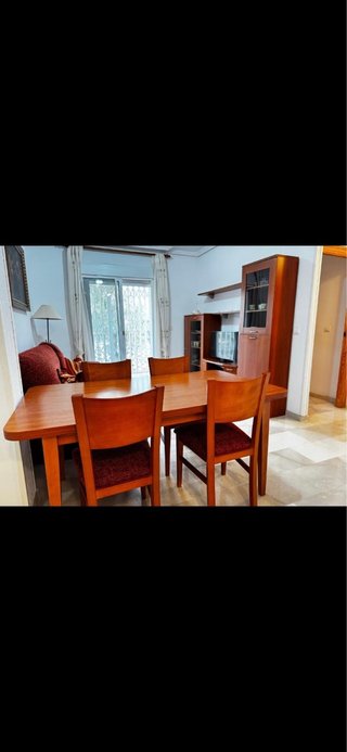 Mesa de comedor y 6 sillas de madera