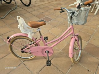 Bicicleta rosa niña con silla paseo y con cesto