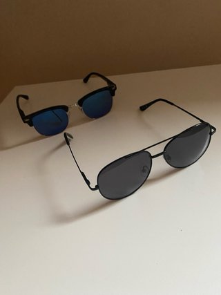 Gafas de sol negras y azules