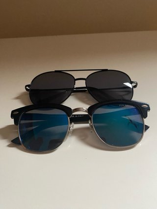 Gafas de sol negras y azules
