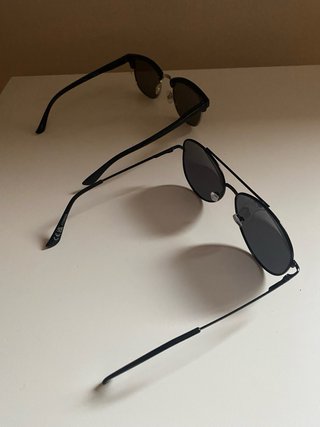 Gafas de sol negras y azules