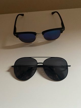 Gafas de sol negras y azules