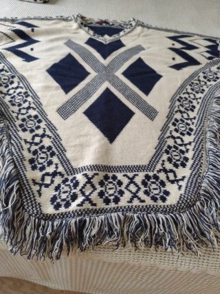 Poncho de punto beige y azul