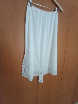 Falda de lencería blanca con encaje