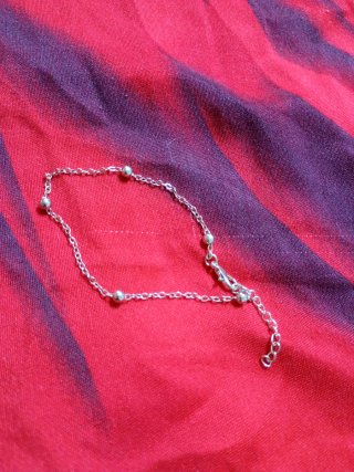 Pulsera plateada con bolitas