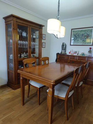 Vitrina y mesa comedor madera maciza