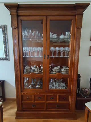 Vitrina y mesa comedor madera maciza