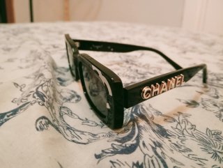 Gafas de sol Chanel negras y blancas