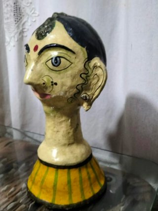 Busto de papel maché pintado a mano
