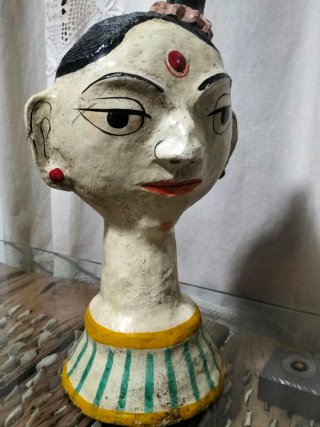 Busto de papel maché pintado a mano