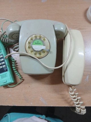 Teléfonos antiguos Telefónica beige y verde