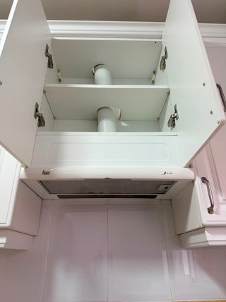 Muebles de cocina blanco con electrodomesticos