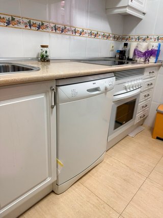 Muebles de cocina blanco con electrodomesticos