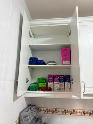 Muebles de cocina blanco con electrodomesticos