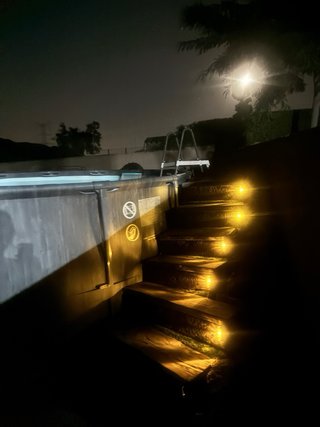 Piscina elevada con escalera de madera