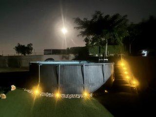 Piscina elevada con escalera de madera