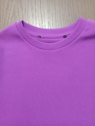 Camiseta morada con cadena