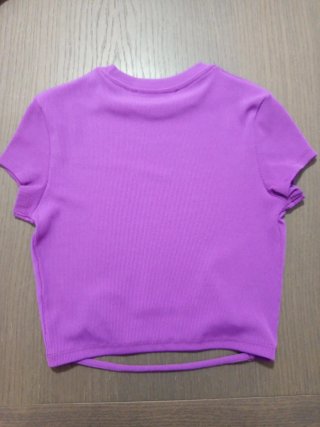 Camiseta morada con cadena