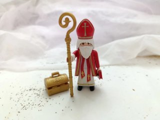 Playmobil San Nicolás con bastón y cofre