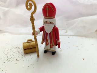 Playmobil San Nicolás con bastón y cofre