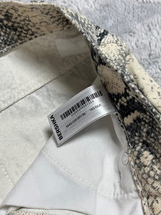 Pantalón Bershka estampado piel serpiente