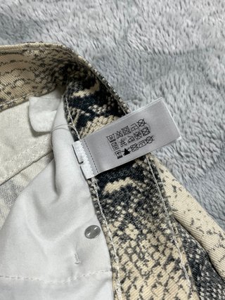 Pantalón Bershka estampado piel serpiente