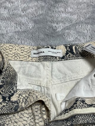 Pantalón Bershka estampado piel serpiente