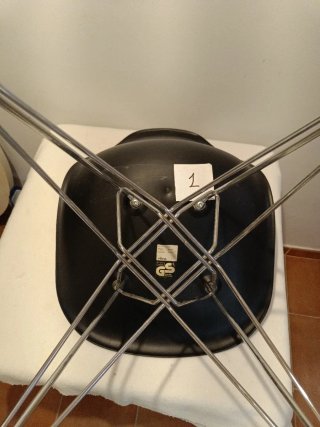 Sillas Plastic de Eames fabricadas por Vitra