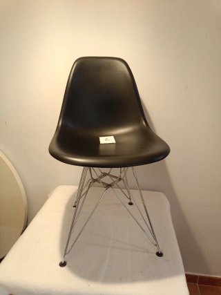 Sillas Plastic de Eames fabricadas por Vitra