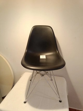 Sillas Plastic de Eames fabricadas por Vitra