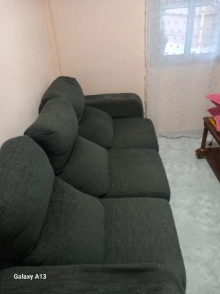 Sofá de tela gris oscuro