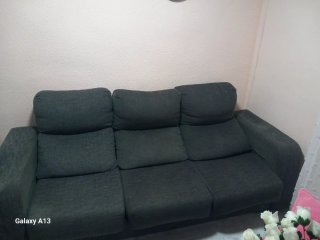 Sofá de tela gris oscuro