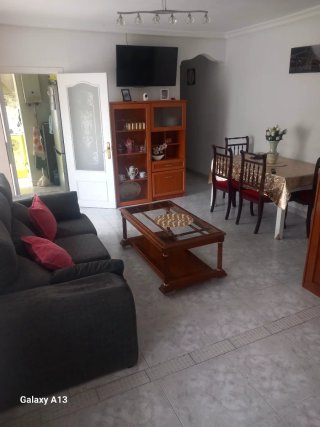 Sofá de tela gris oscuro