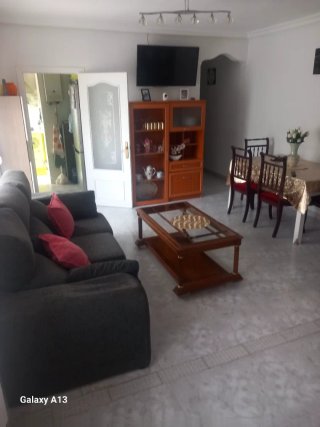 Sofá de tela gris oscuro