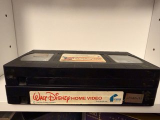 2 VHS Disney: La Bella Durmiente y Robin Hood