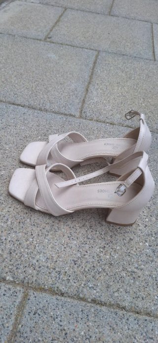 Sandalias tacón bajo