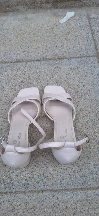 Sandalias tacón bajo