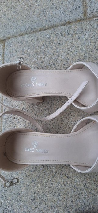 Sandalias tacón bajo