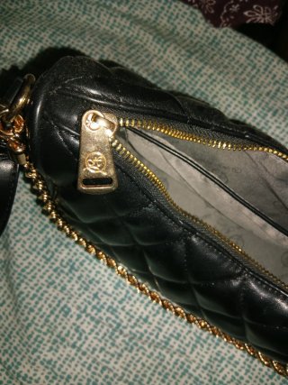 Borsetta nera con dettagli oro