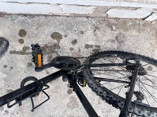 Bicicleta negra montaña o ciudad